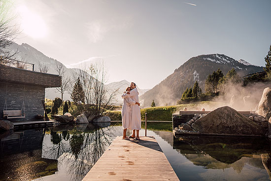 Der großzügige Outdoor-Bereich des Hotel Jungbrunn bezieht die umliegende Natur des Tannheimer Tals mit ein. Bildnachweis: Hotel Jungbrunn, Tannheim/Tirol 